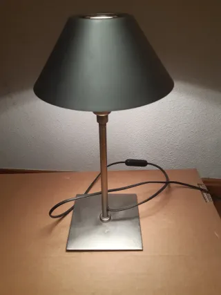 Lámpara de mesa diseño metálica