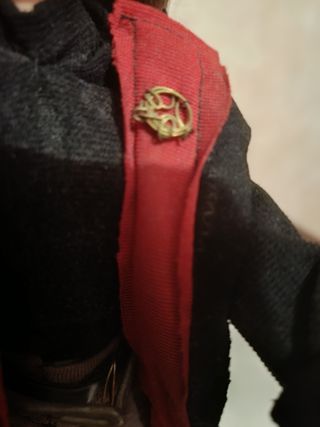 Barbie con giacca rossa e pantaloni cargo