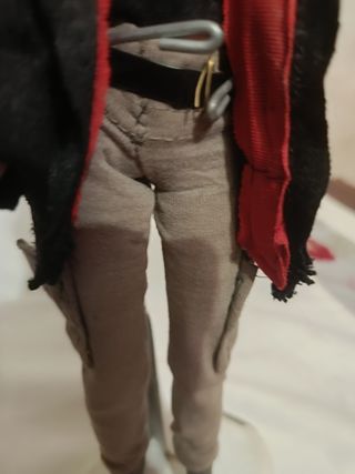 Barbie con giacca rossa e pantaloni cargo