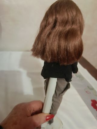 Barbie con giacca rossa e pantaloni cargo