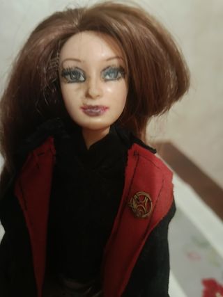 Barbie con giacca rossa e pantaloni cargo