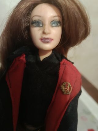 Barbie con giacca rossa e pantaloni cargo