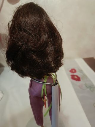 Barbie con top giallo e pantaloni rosa