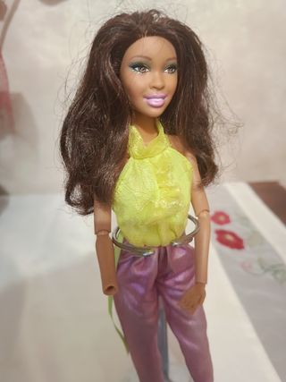 Barbie con top giallo e pantaloni rosa