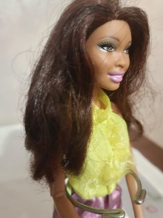 Barbie con top giallo e pantaloni rosa