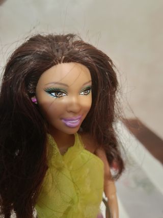 Barbie con top giallo e pantaloni rosa