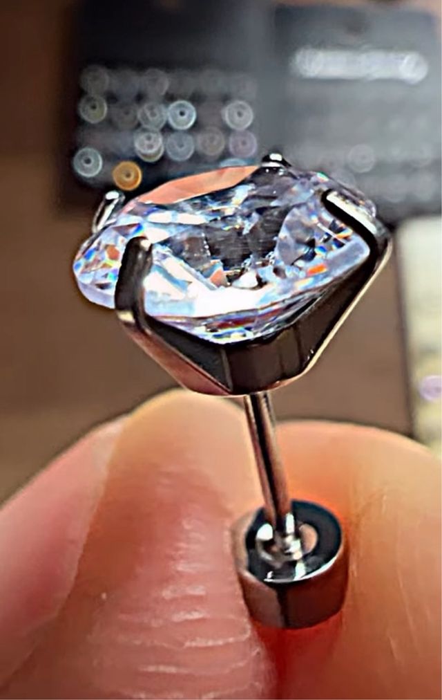 Orecchini con zircone brillante