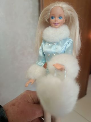 Barbie con cappotto azzurro e pelliccia