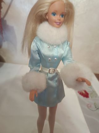 Barbie con cappotto azzurro e pelliccia