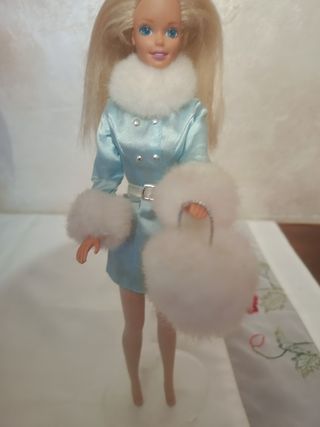 Barbie con cappotto azzurro e pelliccia