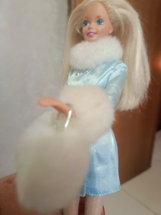 Barbie con cappotto azzurro e pelliccia