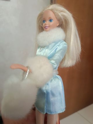 Barbie con cappotto azzurro e pelliccia