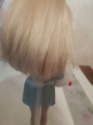 Barbie con cappotto azzurro e pelliccia