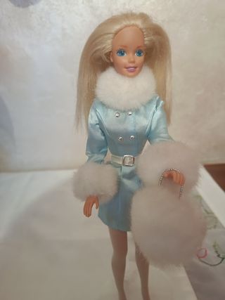 Barbie con cappotto azzurro e pelliccia