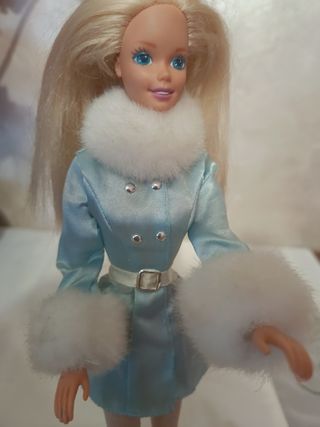 Barbie con cappotto azzurro e pelliccia
