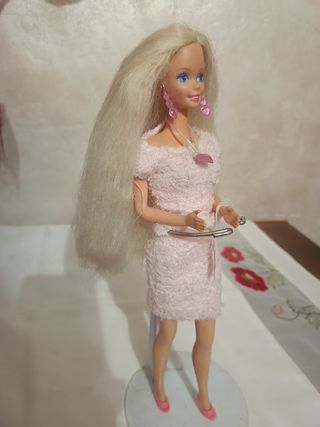 Barbie con vestito rosa e accessori