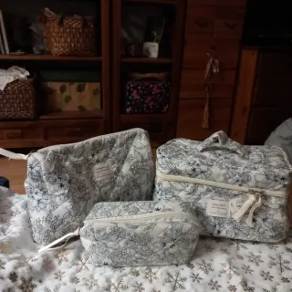 Conjunto de 3 neceseres con estampado floral