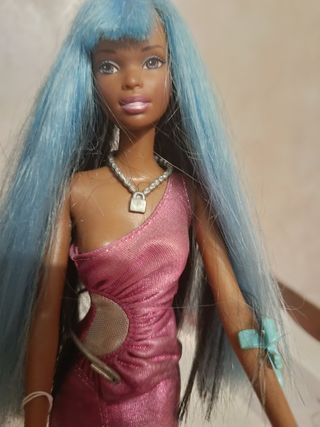 Barbie con vestito rosa e borsa azzurra