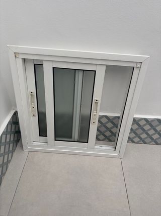 Ventana corredera blanca