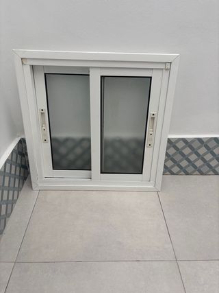 Ventana corredera blanca