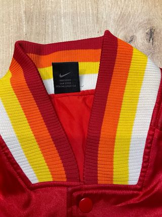 Chaqueta Nike Supreme Court Varsity Roja Bordada