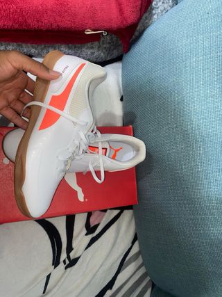 Zapatillas Puma Blancas y Naranjas