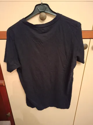 T-shirt con disegno particolare