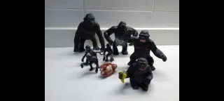 Lote de gorilas de juguete