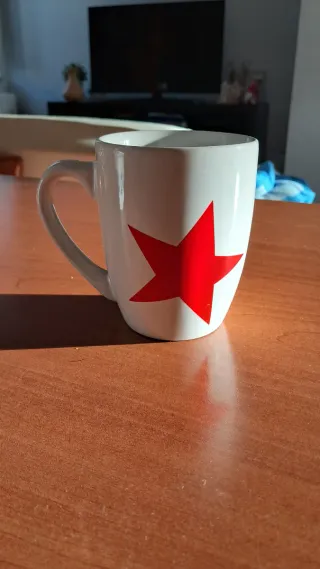 Tazza bianca con stella rossa