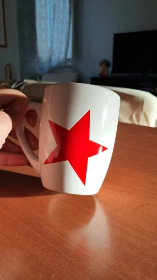 Tazza bianca con stella rossa