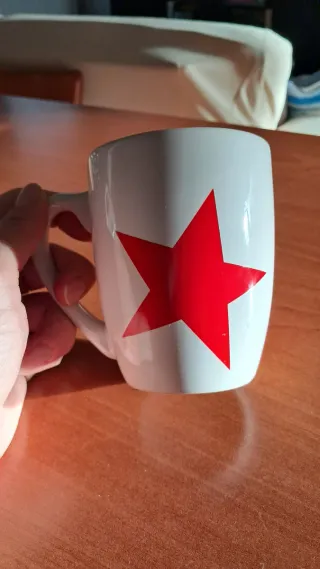 Tazza bianca con stella rossa