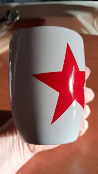 Tazza bianca con stella rossa