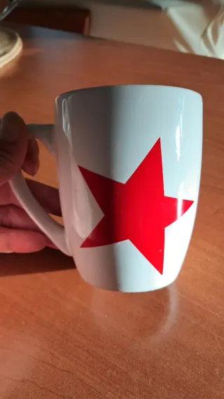 Tazza bianca con stella rossa