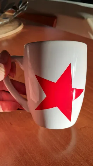 Tazza bianca con stella rossa