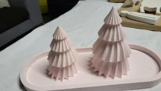 Scatola a forma di cuore con rosa dorata