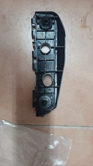 Soporte izquierdo paragolpes Toyota 52536-0F020