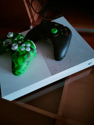 Xbox One S Blanca + 2 Mandos