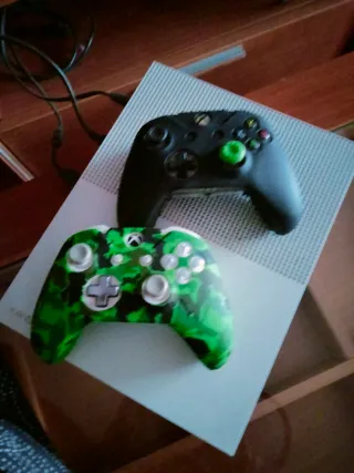 Xbox One S Blanca + 2 Mandos