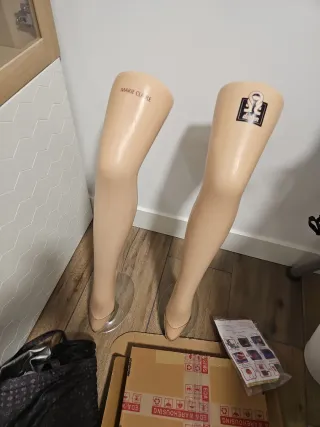 Expositor piernas plástico, ideal para disfraz