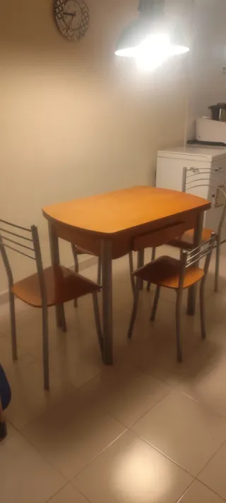 Mesa y 4 sillas de cocina