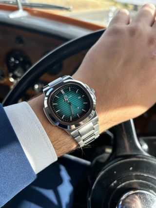 Reloj de pulsera plateado y verde