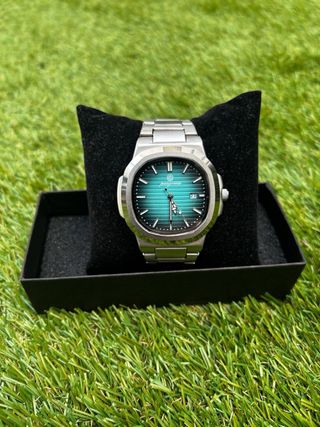 Reloj de pulsera plateado y verde