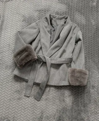 Elegante abrigo gris con puños de pelo