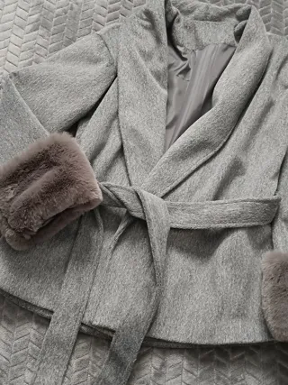 Elegante abrigo gris con puños de pelo
