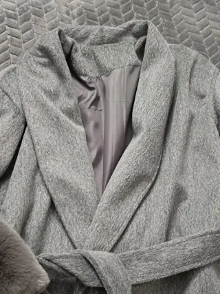 Elegante abrigo gris con puños de pelo
