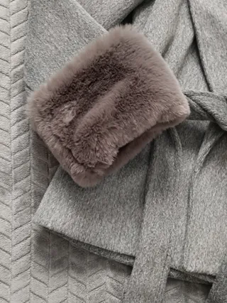 Elegante abrigo gris con puños de pelo