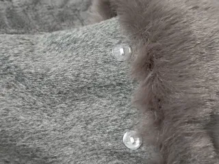 Elegante abrigo gris con puños de pelo