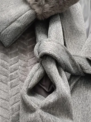 Elegante abrigo gris con puños de pelo