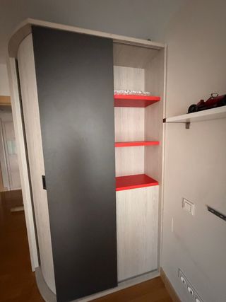 Armario moderno beige y rojo