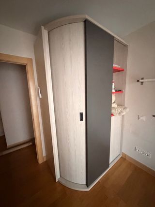 Armario moderno beige y rojo